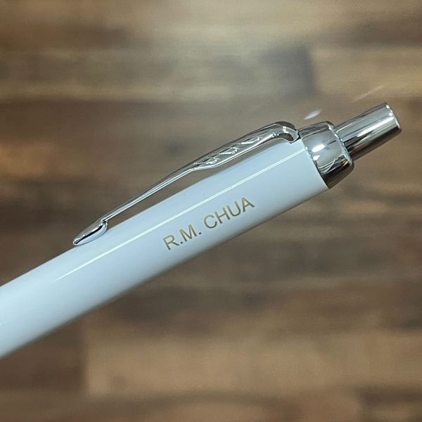 将图片加载到图库查看器,Parker IM Ballpoint Pen Gift Set - White Chrome Trim with Pen Sleeve