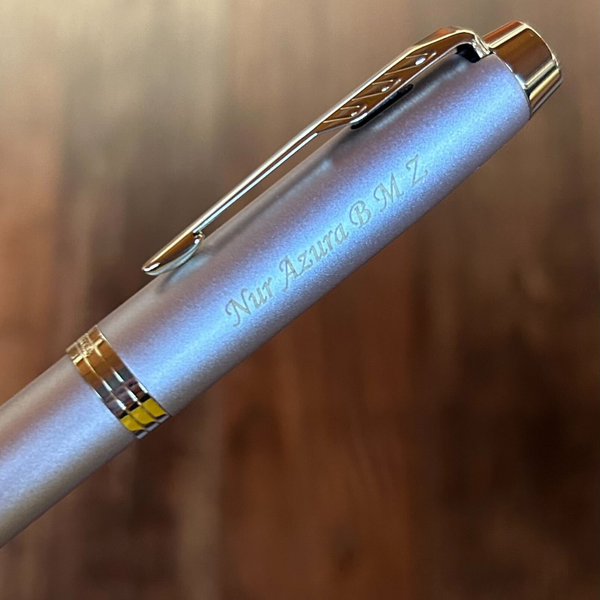 画像をギャラリービューアに読み込む, Parker IM Monochrome Champagne GT Rollerball Pen with Leather Key Hook Gift Set