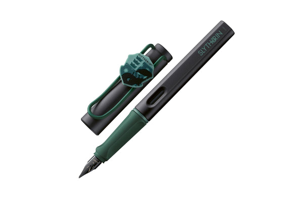 将图片加载到图库查看器,LAMY Safari Slytherin Fountain Pen – Medium featuring dark green body, silver clip, and Slytherin emblem from the Harry Potter series.