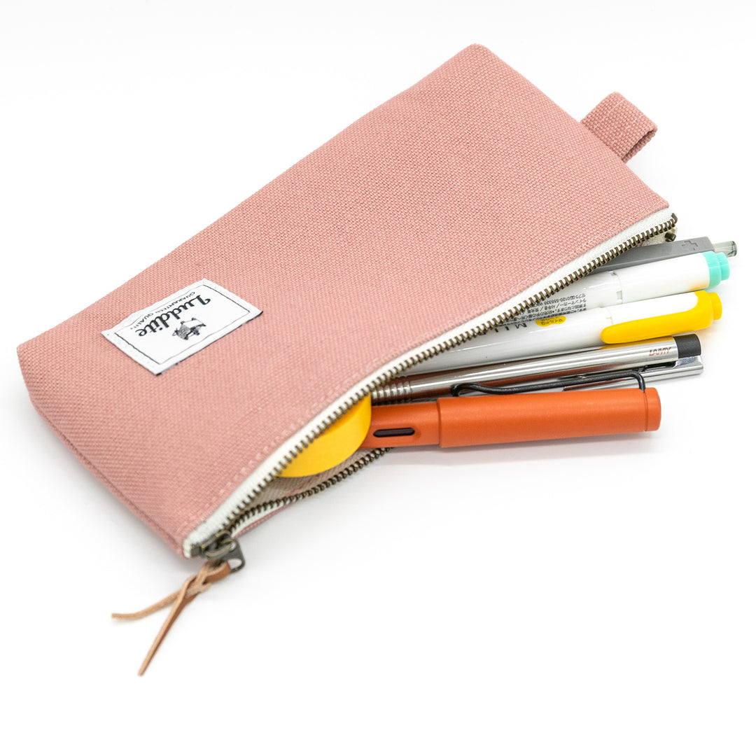 Luddite Kurashiki Canvas Pen Case M - Smoky Pink — barrel detail
