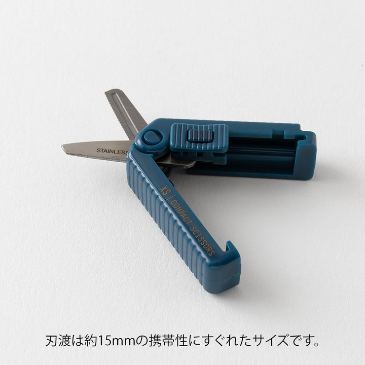 Midori XS Compact Scissors Serrated Navy Blue — detail view