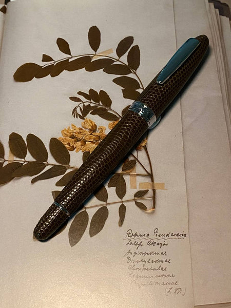 画像をギャラリービューアに読み込む, Luxo Limited Edition Leather Fountain Pen - Brown (Fine Nib)
