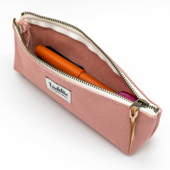 Luddite Kurashiki Canvas Pen Case S - Smoky Pink — barrel detail