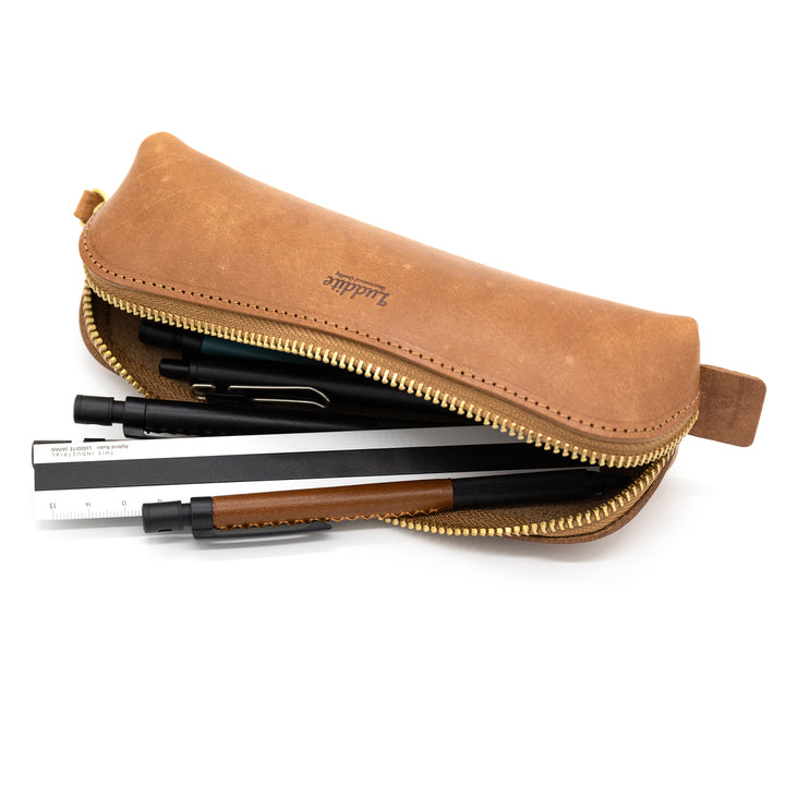 Luddite MAYA Arch Pencase - Whisky Brown — barrel detail