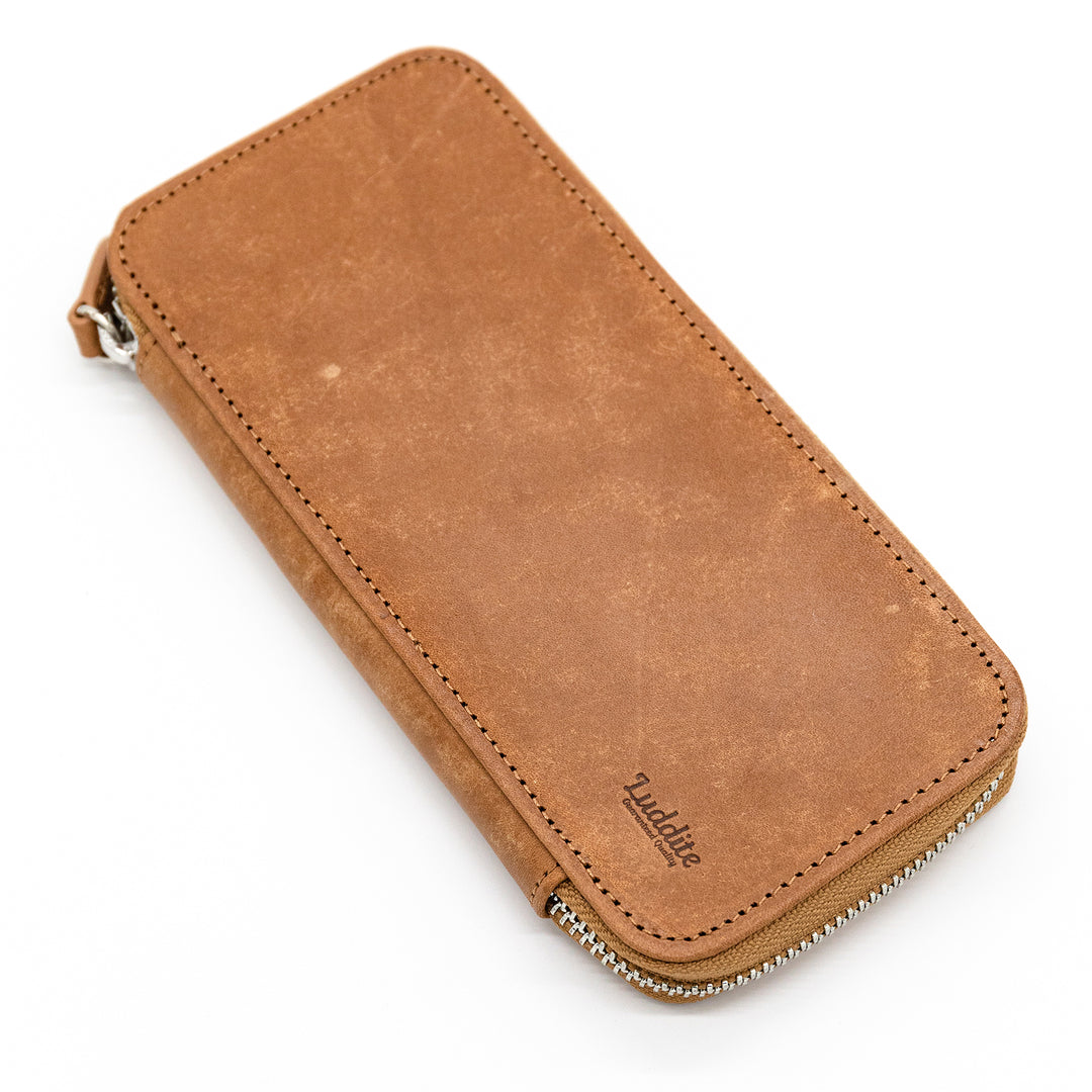 Luddite MAYA Roundzip Pencase Essential - Whisky Brown — tip detail