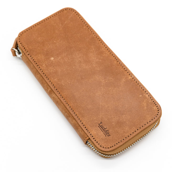 Luddite MAYA Roundzip Pencase Essential - Whisky Brown — tip detail