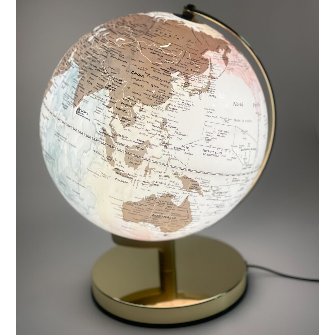 Luxo Painting Globe, Gold Base, Led Light - 25cm — in use