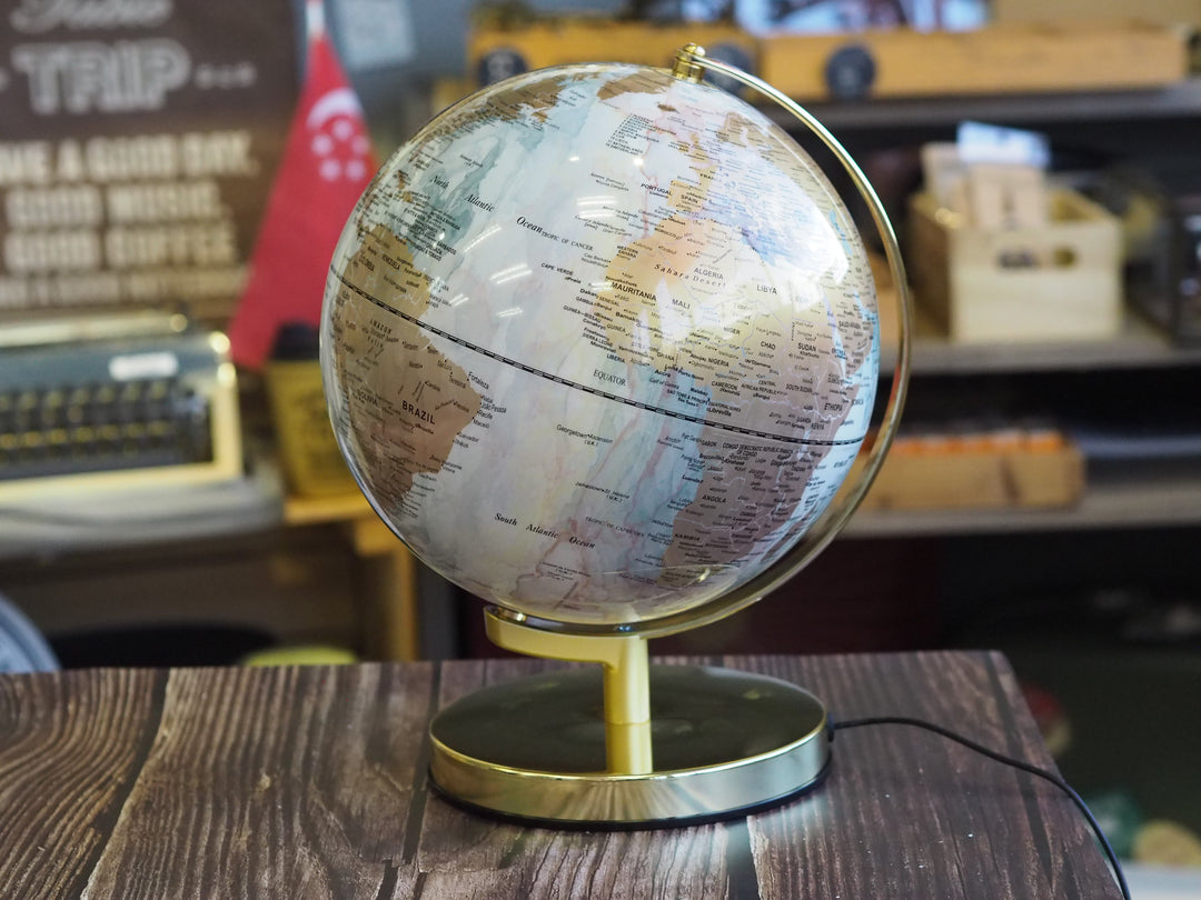 Luxo Painting Globe, Gold Base, Led Light - 25cm — side view