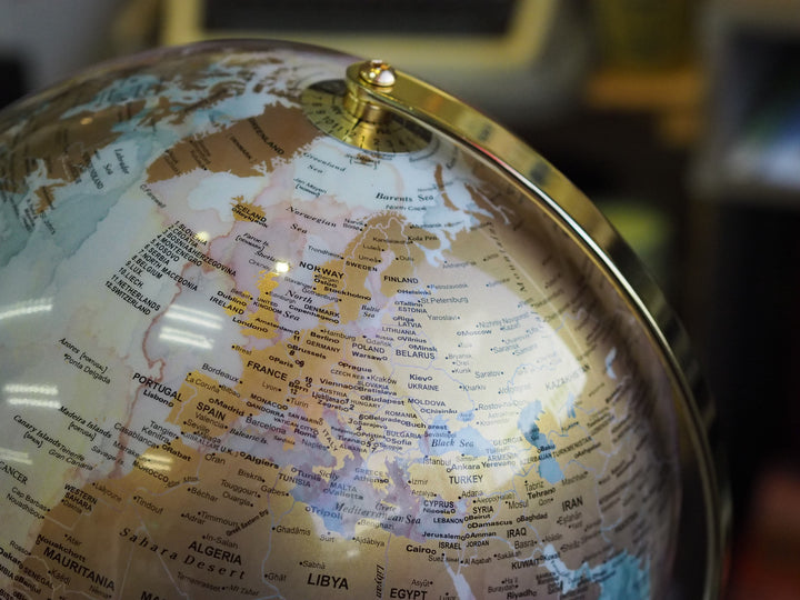 Luxo Painting Globe, Gold Base, Led Light - 25cm — detail view