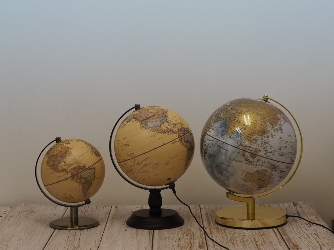 Luxo Painting Globe, Gold Base, Led Light - 25cm — flat lay