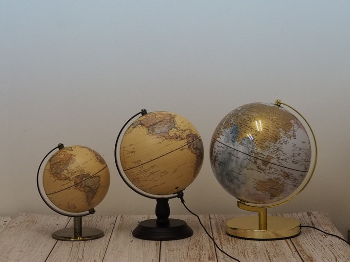Luxo Painting Globe, Gold Base, Led Light - 25cm — flat lay