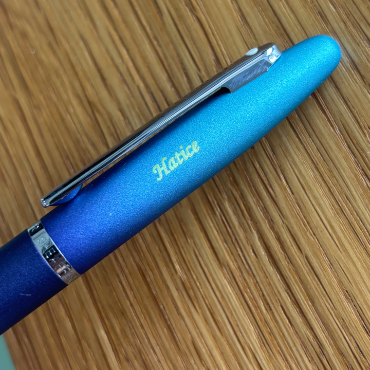 Custom Pen Engraving – Personalised Name Engraving on Sheaffer VFM 9430 Expressions Blue and Purple Pearlised Gradient Fountain Pen with Chrome-Plated Trims at Cityluxe WorkRoom
