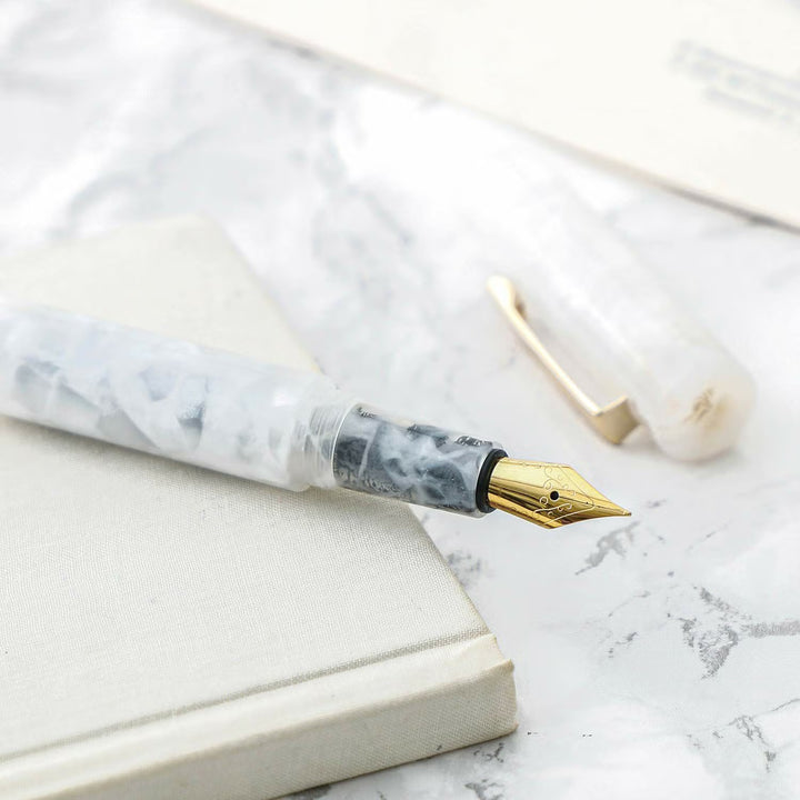 Hightide Attaché Marbled Fountain Pen - White — with packaging