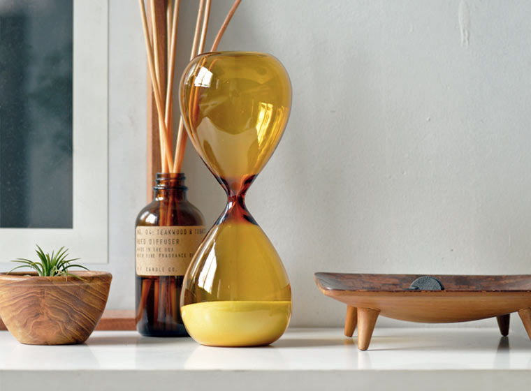 Hightide Hourglass L-Slim Amber – 15-minute tall slim glass timer with white sand and amber-toned body.