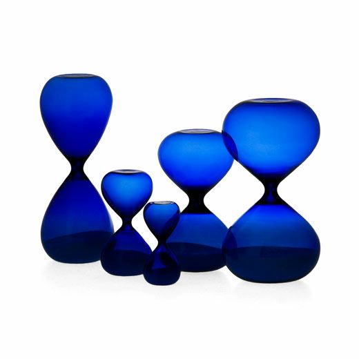 Hightide Hourglass L-Slim Blue – 15-minute tall slim blue glass timer with white sand, ideal for home or desk décor.
