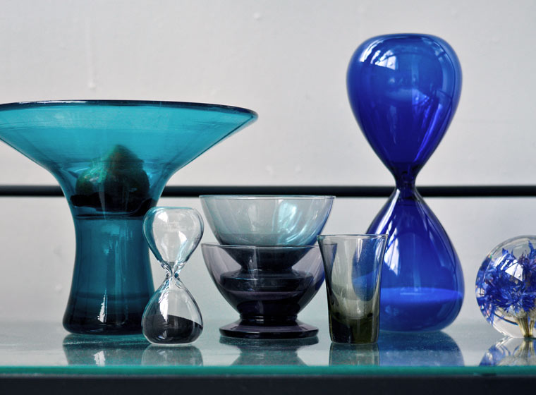Hightide Hourglass L-Slim Blue – 15-minute tall slim blue glass timer with white sand, ideal for home or desk décor.