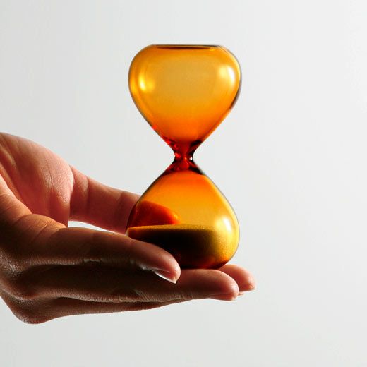 Hightide Hourglass M Amber – 5-minute glass sand timer with white sand and warm amber glass body.