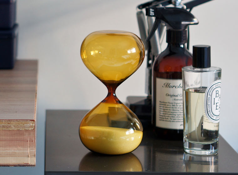 Hightide Hourglass M Amber – 5-minute glass sand timer with white sand and warm amber glass body.