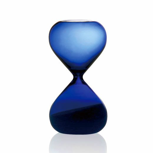Hightide Hourglass M Blue – 5-minute glass sand timer with white sand in tranquil blue glass body.