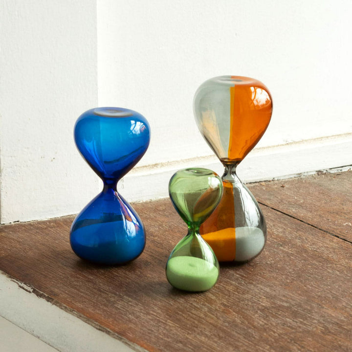 Hightide Hourglass M Blue – 5-minute glass sand timer with white sand in tranquil blue glass body.