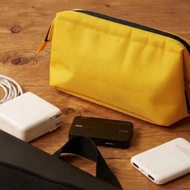 nähe Soft Gadget Pouch S in black with a wide opening, soft cushioned design, and organized interior featuring removable dividers and mesh pockets.