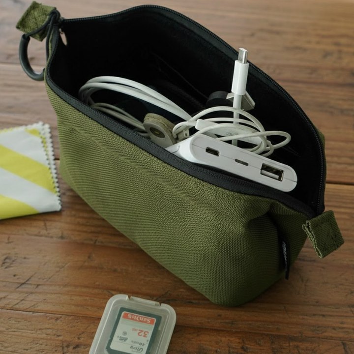nähe Soft Gadget Pouch S in black with a wide opening, soft cushioned design, and organized interior featuring removable dividers and mesh pockets.
