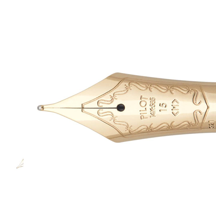 Pilot Custom 823 Fountain Pen in transparent smoky black resin with gold trim, featuring a large No. 15 14K gold nib and vacuum ink filling system – ideal for long writing sessions.