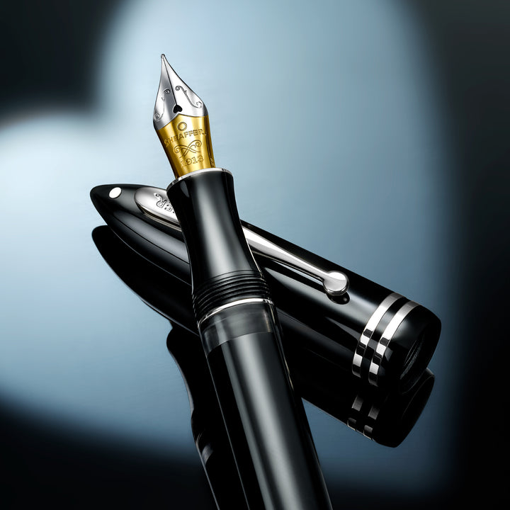 Close-up of the Sheaffer Balance III E892 bi-colour stainless steel nib engraved Sheaffer 1913