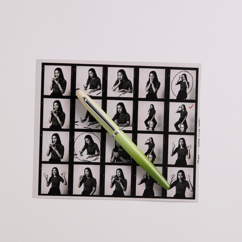 Sheaffer Matcha VFM E9431 green ombre gradient rollerball pen and fountain pen with chrome trims – lifestyle photo 3