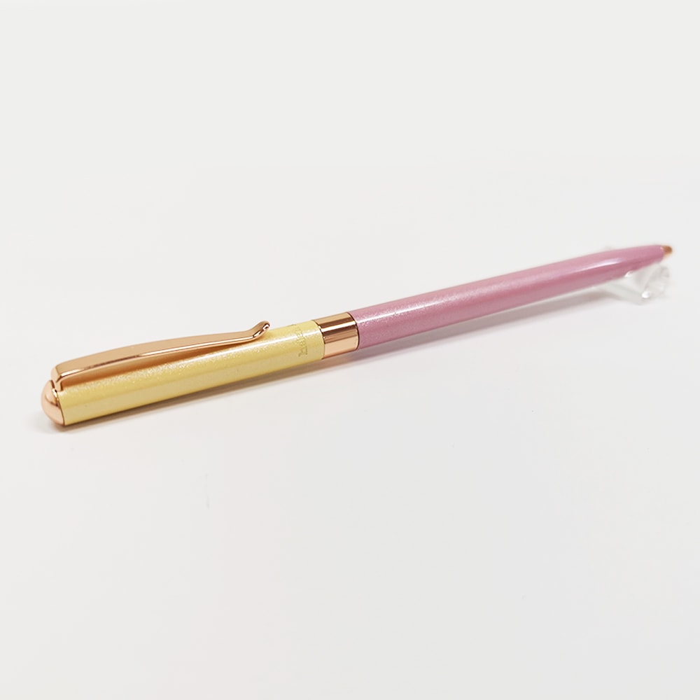 Helen Kelly Candy Pen Strawberry Caramel — flat lay