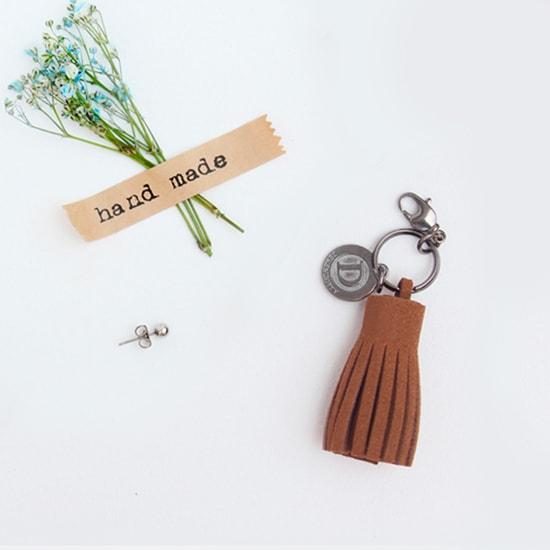 D.Lab Tassel Brown — front view
